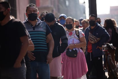 Ciudadanos participan en una casilla especial del centro histórico de Ciudad de México. El consejero presidente del INE, Lorenzo Córdova, califica la jornada electoral como "un éxito".