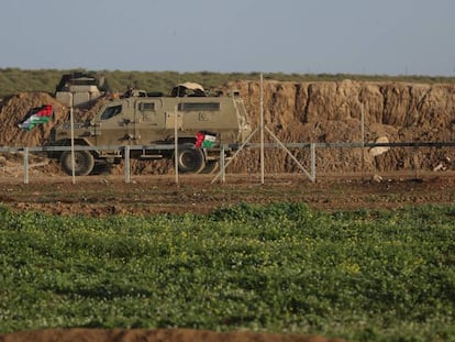 Una palestina con una honda en una protesta en la frontera de Gaza con Israel, en febrero.