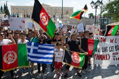 Protesta de refugiados afganos contra el régimen de los talibanes, este jueves ante el Parlamento griego, en Atenas.