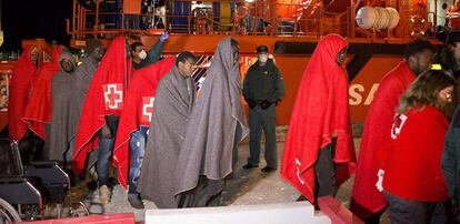 Un grupo de personas de origen subsahariano llegan al puerto de Motril tras ser rescatadas de una patera por efectivos de Salvamento Marítimo.