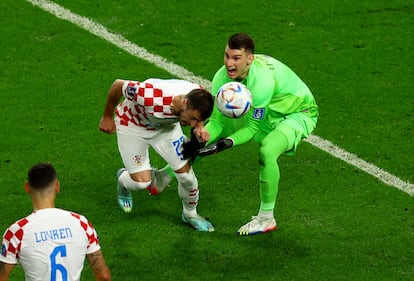 El portero croata Dominik Livakovic intentando blocar un balón tras la intervención en la jugada de su compañero  Josip Juranovic.