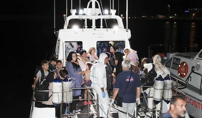 Llegada de 75 migrantes rescatados este viernes por la noche a Crotone (Italia).