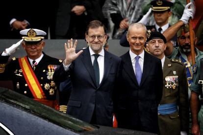 El presidente del Gobierno en funciones, Mariano Rajoy y el ministro de Defensa en funciones, Pedro Morenés,despiden a los Reyes después del desfile.