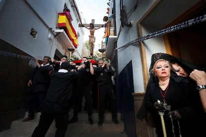 Unas 'manolas' esperan el paso del Cristo de los Gitanos de la Procesión del Barrio de la Santa Cruz, en Alicante, el 28 de marzo.
