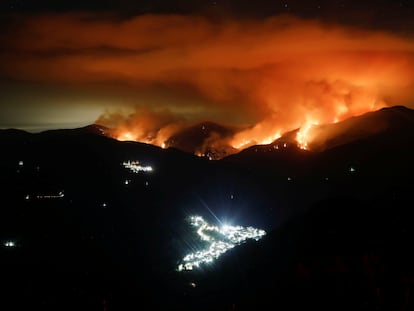 Incendio forestal, durante la madrugada, en la Sierra Bermeja, cerca de las localidades de Genalguacil (a la izquierda) y Benarrabá (abajo).