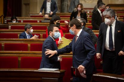 El presidente de la Generalitat, Pere Aragonès (izquierda), y el líder de la oposición, Salvador Illa, en un momento del pleno del Parlamento catalán del pasado jueves.