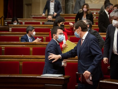 El presidente de la Generalitat, Pere Aragonès (izquierda), y el líder de la oposición, Salvador Illa, en un momento del pleno del Parlamento catalán del pasado jueves.