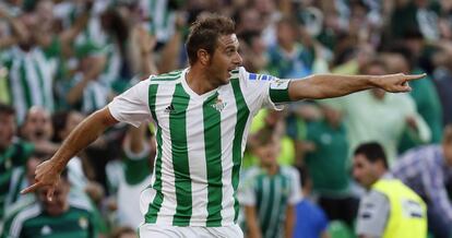 Joaqu&iacute;n S&aacute;nchez celebra su segundo gol al Deportivo de La Coru&ntilde;a.