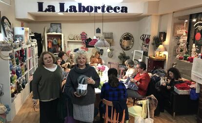 Julia de Juanes y Antonia Herrador, junto a sus alumnas en La Laborteca.