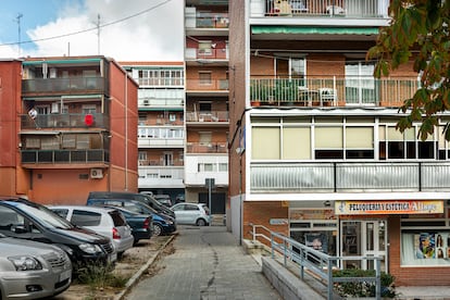 Fachadas de toldo verde conviven con los negocios de la nueva migración, en sintonía con el carácter mestizo de barrios erigidos por y para gente de todos los lugares. 