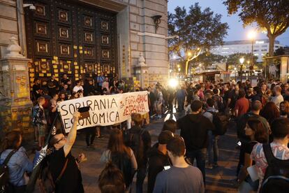 Els CDR durant la seva acció contra el Banc d'Espanya a la plaça de Catalunya.
