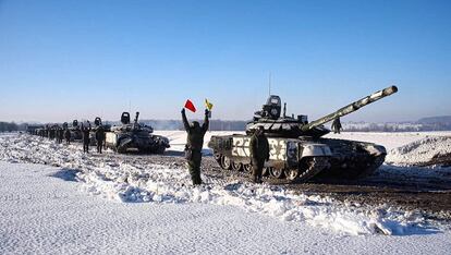 Tanques del ejército ruso están listos para regresar a su base permanente después de los ejercicios en Rusia. La preocupación de Estados Unidos a que se produzca esta semana un ataque de Rusia contra Ucrania continúa siendo alta, pese a que se han redoblado los esfuerzos diplomáticos para evitar una mayor escalada militar.