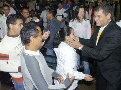 Rafael Correa saluda a varios inmigrantes ecuatorianos durante su encuentro de ayer en Murcia.