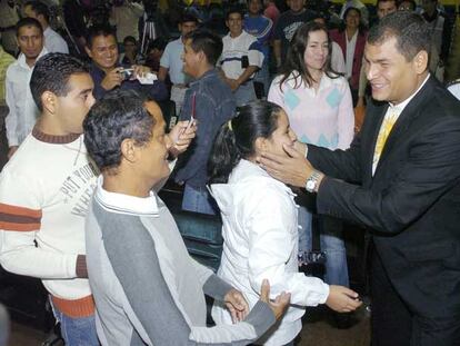 Rafael Correa saluda a varios inmigrantes ecuatorianos durante su encuentro de ayer en Murcia.