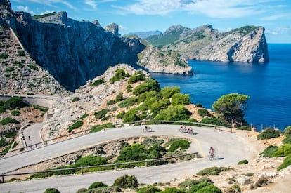 Ciclistas en la carretera al cabo de Formentor, en Mallorca.