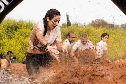 'No hay chocolate en el menú, sino un barro deliciosamente espeso y un orgullo inmenso al cruzar la línea de meta', declara un concursante. En la imagen, participantes durante el 'Dia del Lodo'.