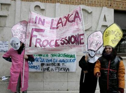 Estudiantes de La Sapienza portan una pancarta contra la visita del Papa y a favor de una enseñanza laica.