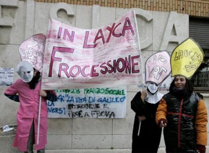 Estudiantes de La Sapienza portan una pancarta contra la visita del Papa y a favor de una enseñanza laica.