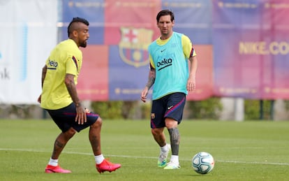 Messi y Arturo Vidal, durante un entrenamiento del Barcelona.