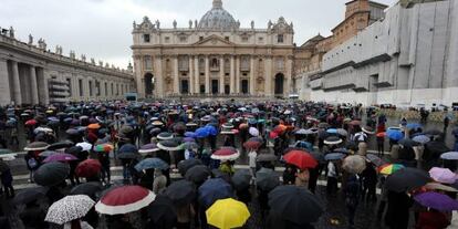 Miles de fieles desafían a la lluvia en San Pedro.