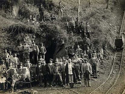 Un grupo de mineros en la bocamina La Nueva (Asturias) en una imagen tomada en torno a 1932. (Archivo Pozo Fondón, HUNOSA)
