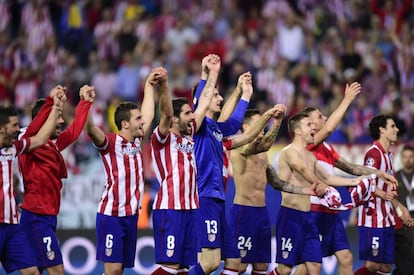 Los jugadores del Atlético celebran su pase a semifinales tras eliminar al Barcelona en el Vicente Calderón.