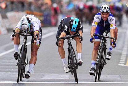 Kwiatkowski, en el centro, supera a Sagan y Alaphilippe.