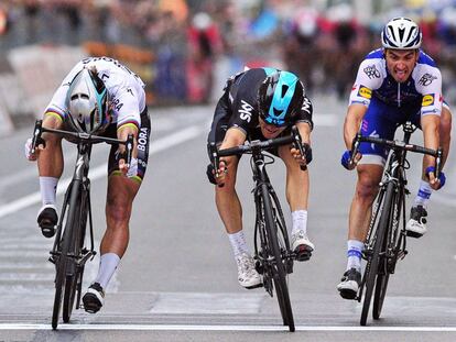 Kwiatkowski, en el centro, supera a Sagan y Alaphilippe.