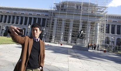 Fachada del Museo del Prado donde el lunes estaban siendo instalados los andamios.