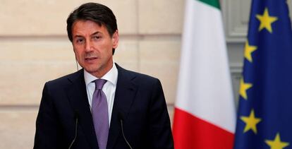 El primer ministro italiano, Giuseppe Conte, en una rueda de prensa en Par&iacute;s (Francia). 