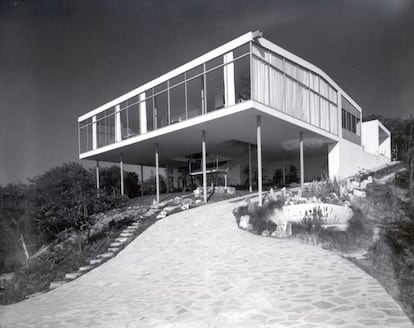 Casa de vidrio diseñada por Lina Bo Bardi y construida en Sao Paulo en 1951. Antes de que creciera la vegetación a su alrededor.