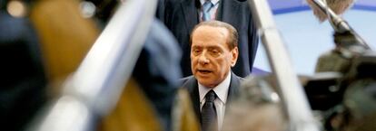 El primer ministro italiano, Silvio Berlusconi, atiende a la prensa durante el Consejo Europeo de este fin de semana.
