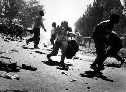 Imagen del documental, con Kevin Carter en el centro de la imagen.