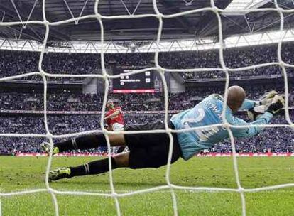 Howard detiene el lanzamiento desde el punto de penalti de Ferdinand.