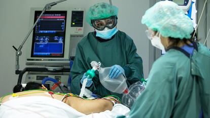 Health workers with an intensive care patient in Bellvitge University hospital in Barcelona.