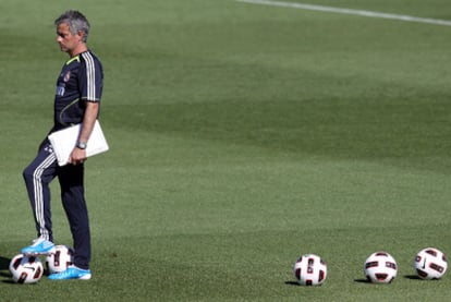 Mourinho durante el entrenamiento del Madrid ayer en Valdebebas