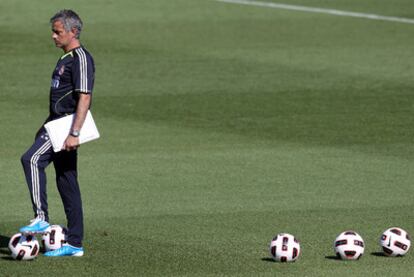 Mourinho durante el entrenamiento del Madrid ayer en Valdebebas