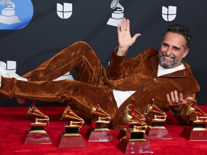 El cantante uruguayo Jorge Drexler posa con sus premios Grammy, la noche del jueves en Las Vegas.