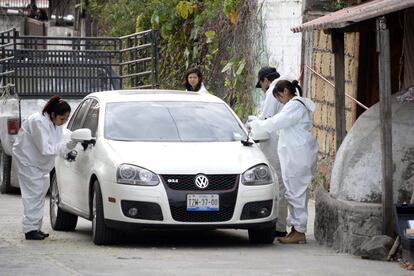 Personal forense inspecciona un auto afuera de la casa donde fue asesinada Gisela Mota, alcaldesa de Temixco, Morelos.