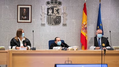 El juez Alfonso Guevara durante el inicio del juicio por el atentado terrorista de 2017 en Barcelona y Cambrils (Tarragona) celebrado en la Audiencia Nacional el 10 de noviembre de 2020.