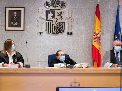 El juez Alfonso Guevara durante el inicio del juicio por el atentado terrorista de 2017 en Barcelona y Cambrils (Tarragona) celebrado en la Audiencia Nacional de San Fernando de Henares, Madrid, el 10 de noviembre de 2020.