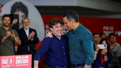 Pedro Sánchez y Eneko Andueza, en un acto del PSOE durante la campaña.