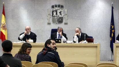 Luis Mar&iacute;a Cengotitabengoa (de espaldas), Irache Y&aacute;&ntilde;ez y Garikoitz Garc&iacute;a, durante el juicio contra ellos que ha empezado hoy en la Audiencia Nacional