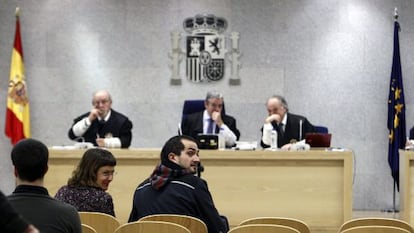 Luis Mar&iacute;a Cengotitabengoa (de espaldas), Irache Y&aacute;&ntilde;ez y Garikoitz Garc&iacute;a, durante el juicio contra ellos que ha empezado hoy en la Audiencia Nacional