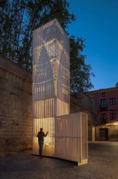 La pieza 'Otravisión', del italiano Davide Marchetti, junto a la muralla del Revellín de Logroño.