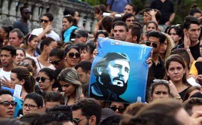 Un joven con un retrato de Fidel Castro durante la concentración de cientos de jovenes en la Universidad de La Habana, el día siguiente a la muerte del lider revolucionario.