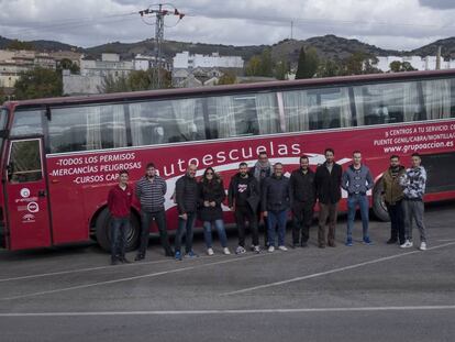 Alumnos y monitores de la autoescuela Acción, junto al autobús de prácticas.