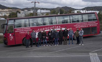 Alumnos y monitores de la autoescuela Acción, junto al autobús de prácticas.