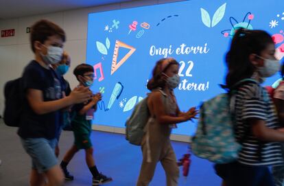 Los alumnos llegan al colegio en San Sebastián el primer día del curso 2021-2022.