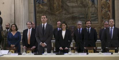 GRA088. MADRID, 14/12/2015.- Los Reyes han guardado hoy a mediodía un minuto de silencio en el Palacio Real en recuerdo de Isidro Gabino Sanmartín Hernández y Jorge García Tudela, los dos policías fallecidos el pasado fin de semana tras un atentado terrorista cerca de la embajada española en Kabul (Afganistán). Don Felipe y doña Letizia han rendido tributo a las víctimas del ataque en Kabul con este minuto de silencio, junto a los más de cuarenta asistentes a la reunión del Patronato de la Fundación Princesa de Girona que ha comenzado a continuación, presidida por ambos, en el Salón de Columnas del Palacio Real. EFE/Ballesteros